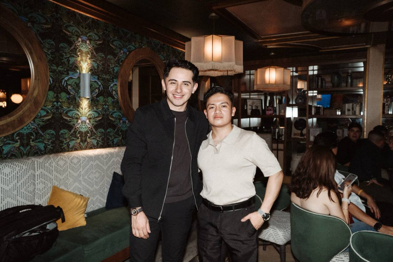 Dos miembros de la comunidad en un evento presencial