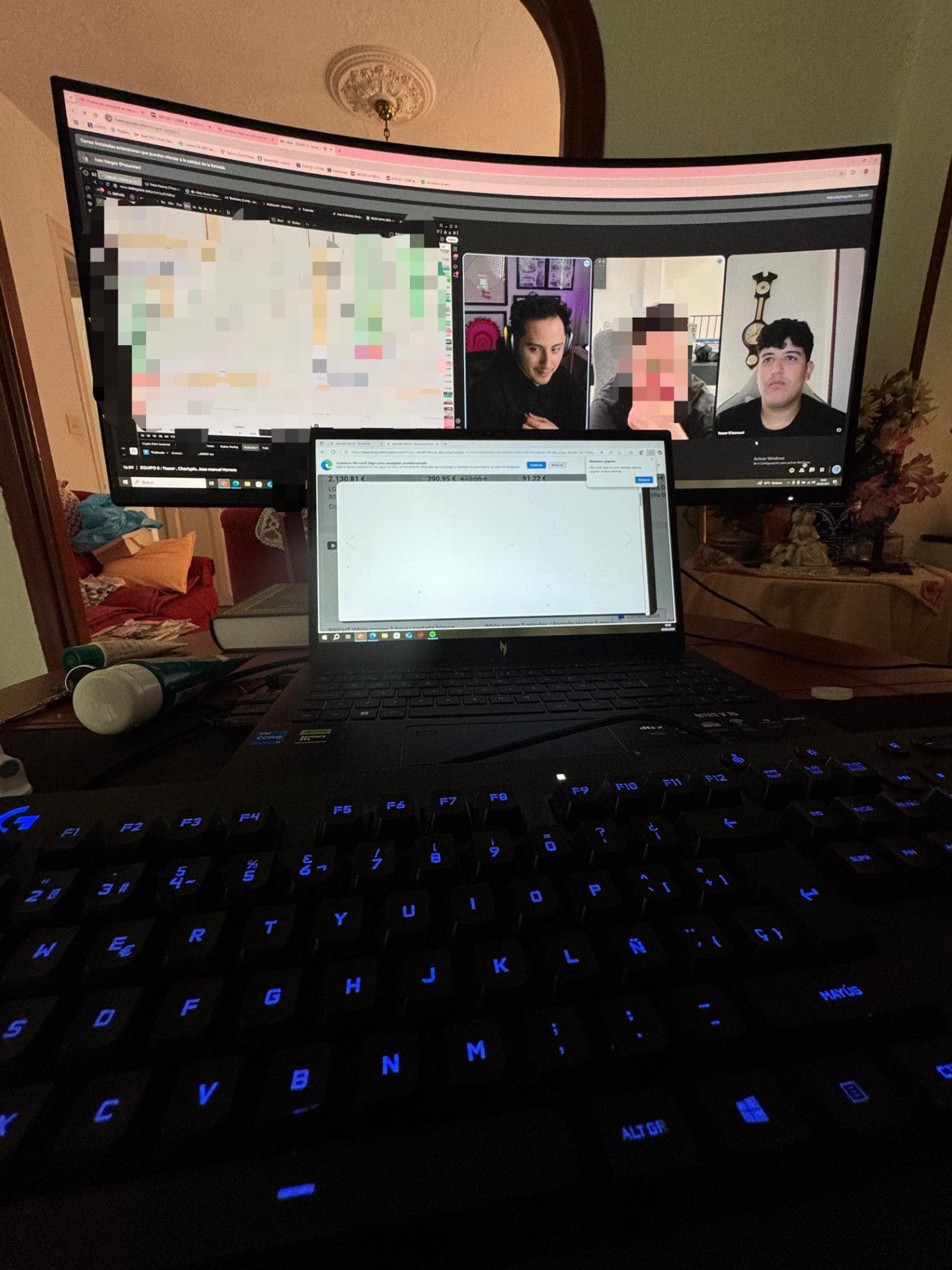 Trader frente a su setup durante una sesión en vivo